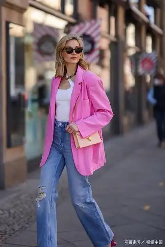时尚街拍:粉色西装搭配牛仔裤清爽帅气