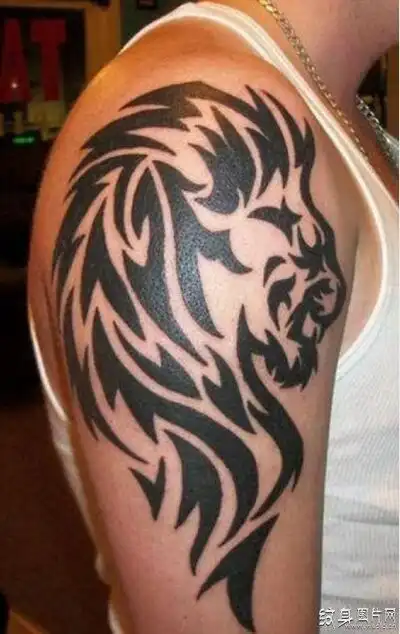 男性手臂图腾纹身图案部落信仰的标志物