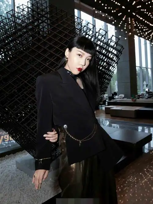 吴莫愁最新造型这么多年了她的铁刘海怎么还在啊