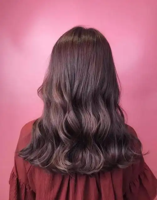 超可爱短发内弯,搭配萌度超高的眉上刘海,利用添加微红的草莓巧克力