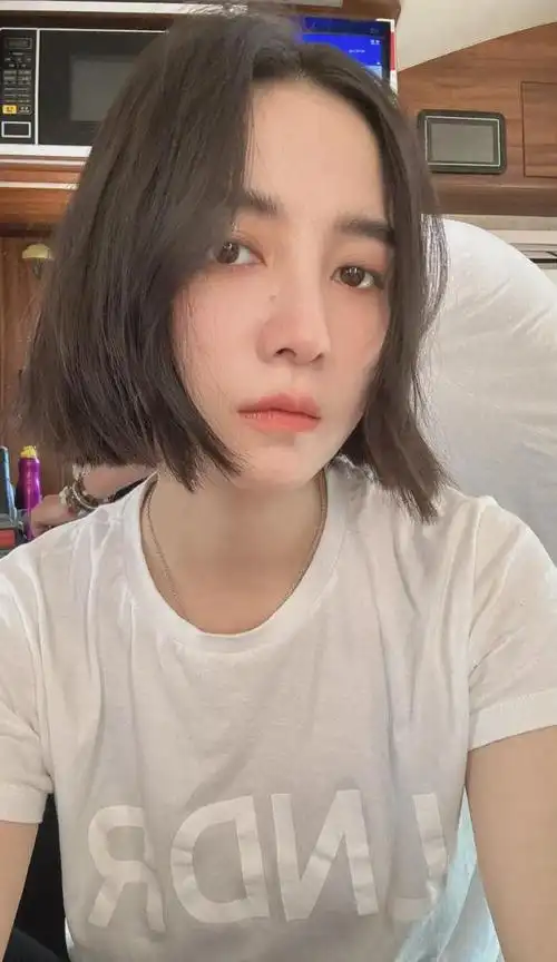 宋佳晒短发照片,洋气又显年轻,与长发判若两人,网友:没认出来