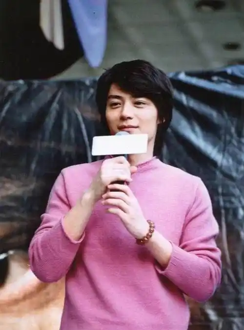 霍建华早年就爱粉红色,墨镜太酷,眼神抓人,男友力max_毛衣_网友_老