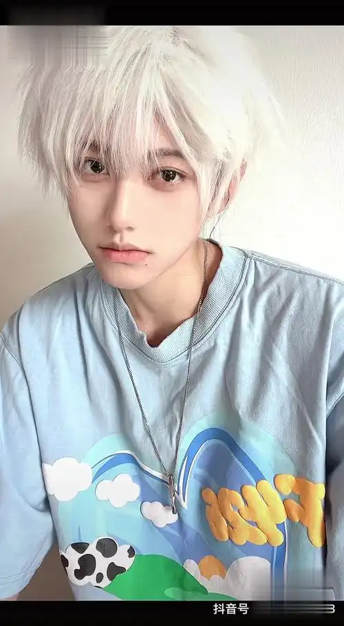 现实中的我横冲直撞脸臭大王 网络上的我 装0白毛 cos 帅哥 oc 少年感