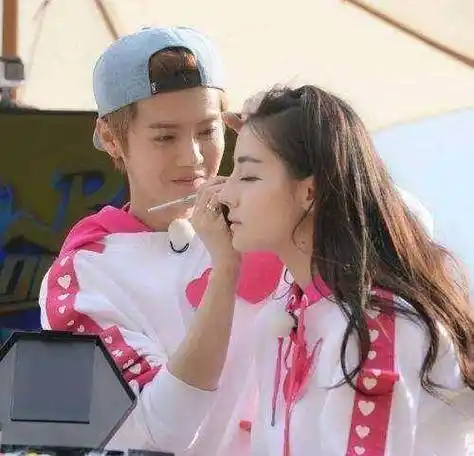 鹿晗没忍住,易烊千玺笑场了_关晓彤_恋情_什么