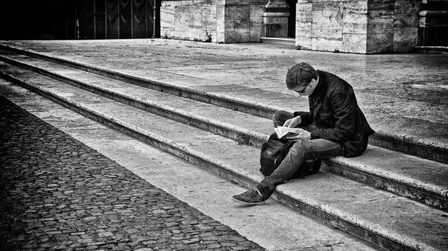 男生一个人的孤单黑白图片,高清壁纸,摄影图片,时光记忆-回车桌面