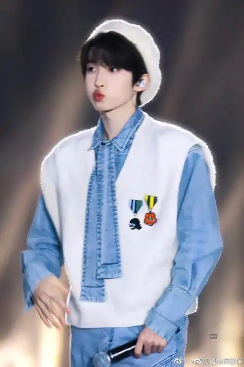 刘宇海南卫视春晚舞台饭拍9615贝雷帽造型元气十足,嘟嘴好可爱啊