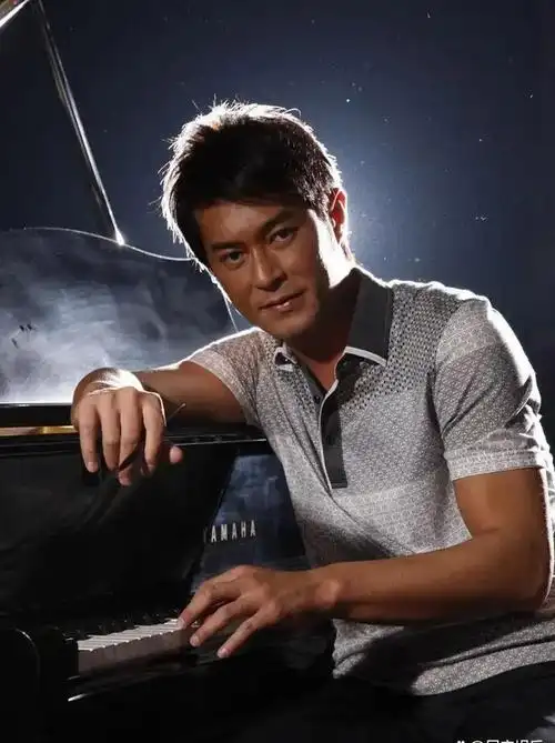 "满脸科技狠活",古天乐和陈浩民就算了,看到他真的"憋不住"