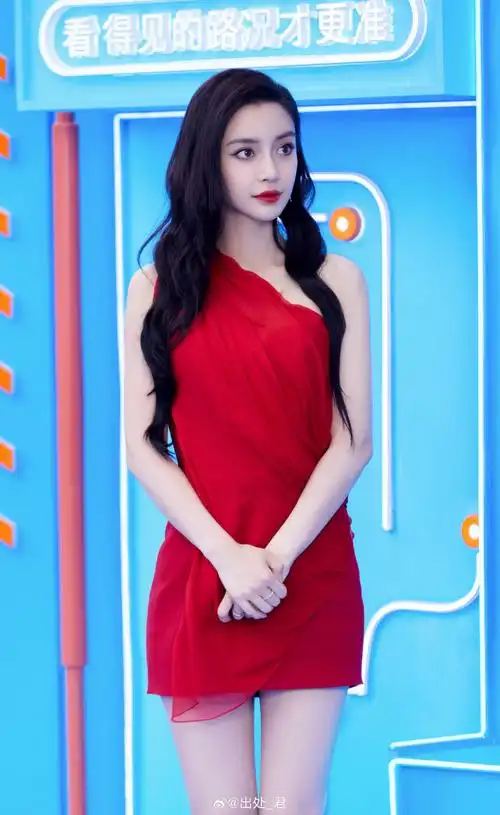 发现美图杨颖2021年滴滴直播活动造型  好像一个芭比