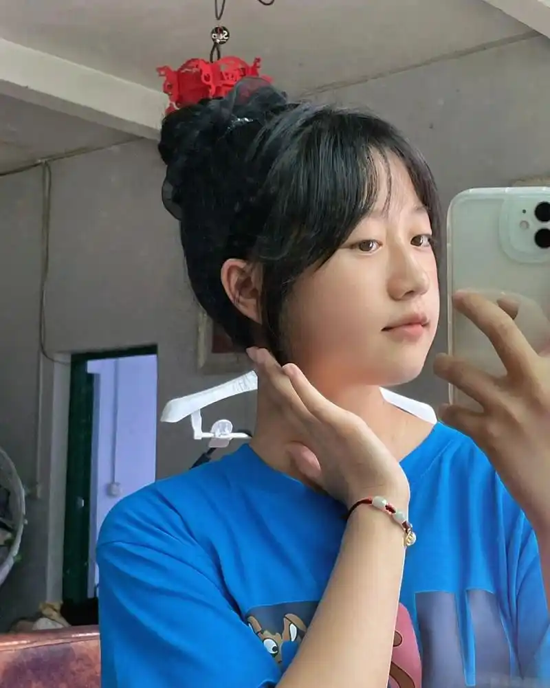 13岁女孩照片! 要么被黑洞吞没,要么改变自己