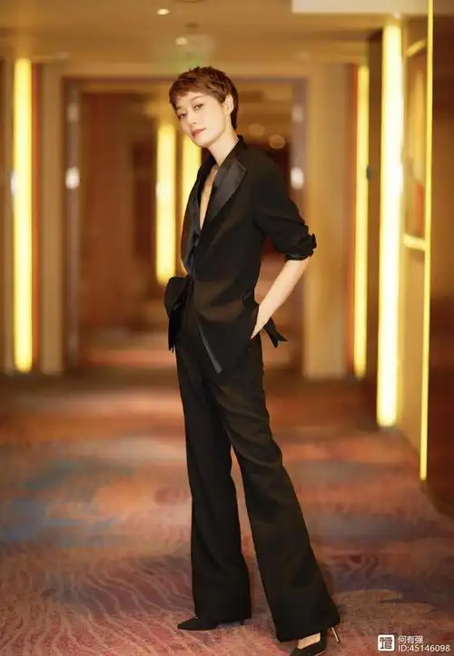 马伊琍短发女神身穿一袭长款格纹大衣干练时髦霸气十足