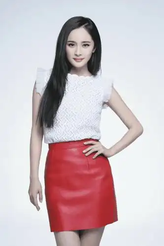 杨幂从4岁到34岁的罕见照:从25岁蜕变开始,见证盛世美颜的诞生