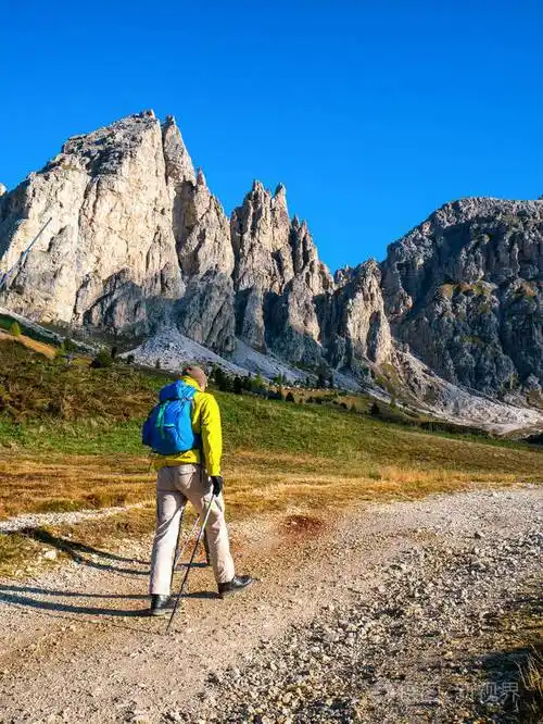 在意大利夏季日出时一个人旅行者独自徒步漫步在白云岩mounatins的