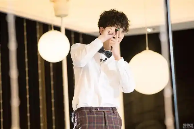 《我是大侦探》吴磊花式舞剑惊艳众人_综艺_爱特豆