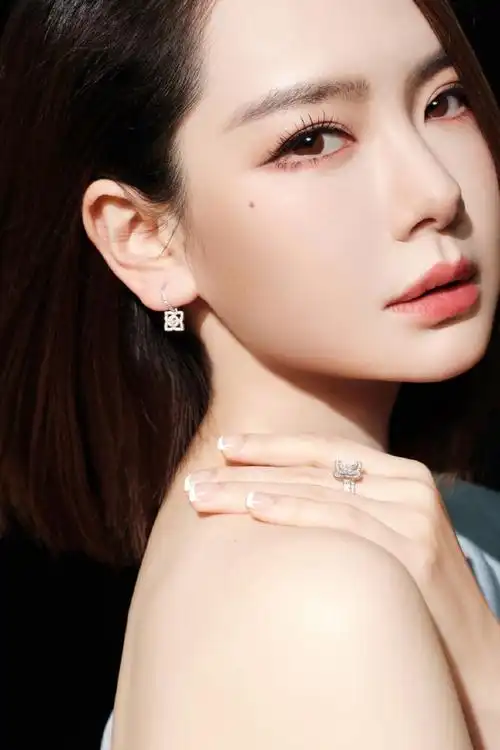 戴比尔斯恒爱大使戚薇##戴比尔斯为爱寻礼