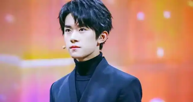 易烊千玺是什么脸型