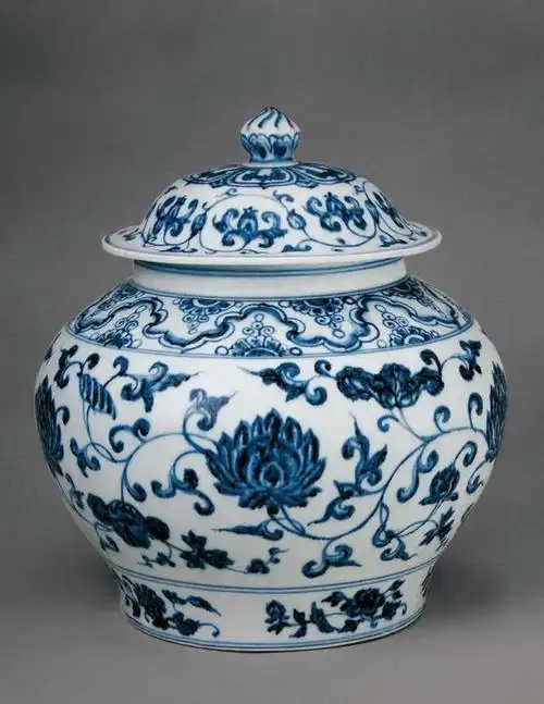 明代景德镇已成为全国的瓷业中心了,官,民窑同时生产,所生产的瓷器