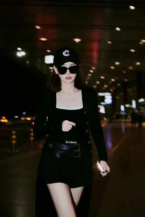 戚薇出发米兰时装周##戚薇极简全黑造型