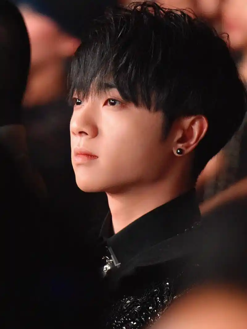 2015华晨宇新浪"2014微博之夜"群星晚会_图片_视频集锦-爱豆app