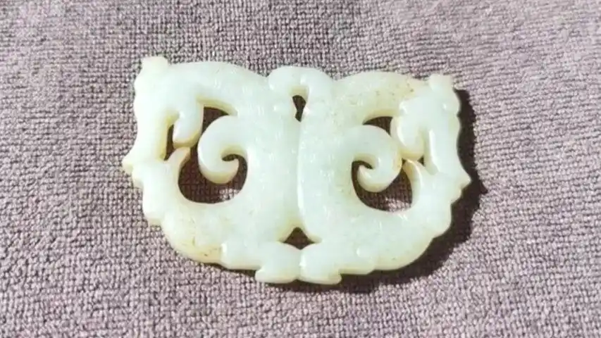 汉代羊脂白玉朱砂沁龙纹佩