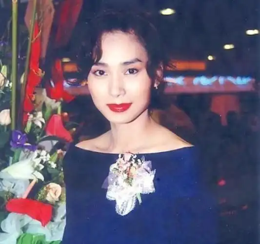 在远东拼搏了两年后,邱达成对邝美云说:"你长得这么漂亮,不如我推荐你