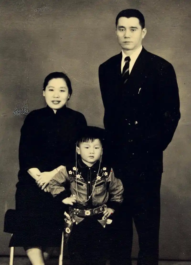 小时候的成龙和爸爸妈妈全家福:成龙的爸爸1915年出生