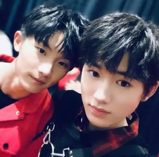 马嘉祺游乐园被粉丝跟拍刘耀文护哥心切制止距离近到触手可碰