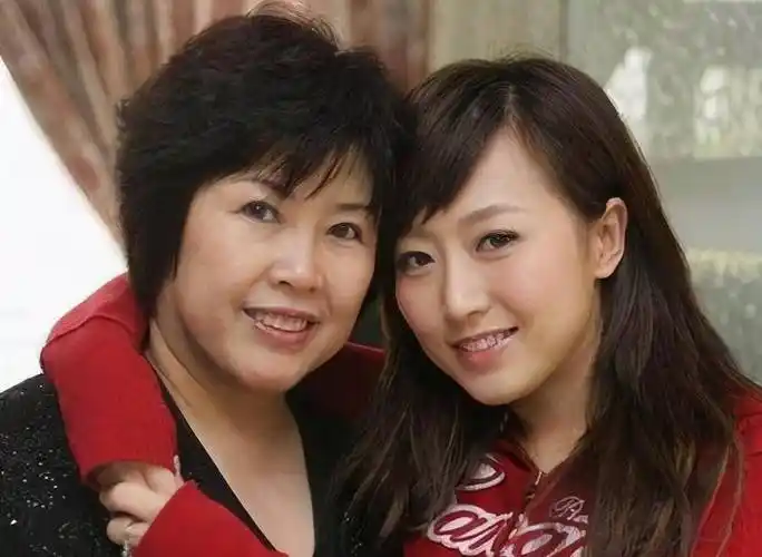 潘长江鲜为人知的经历:住过8年女厕所,嫌弃过妻女,后幡然醒悟_妻子