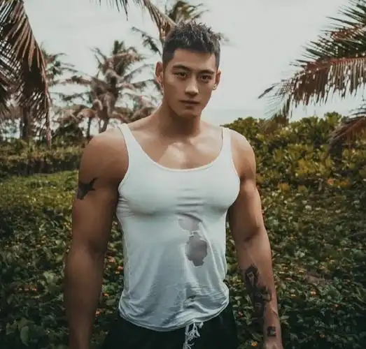 他是御用男模特,身材颜值都在线,这样的身材怎么练