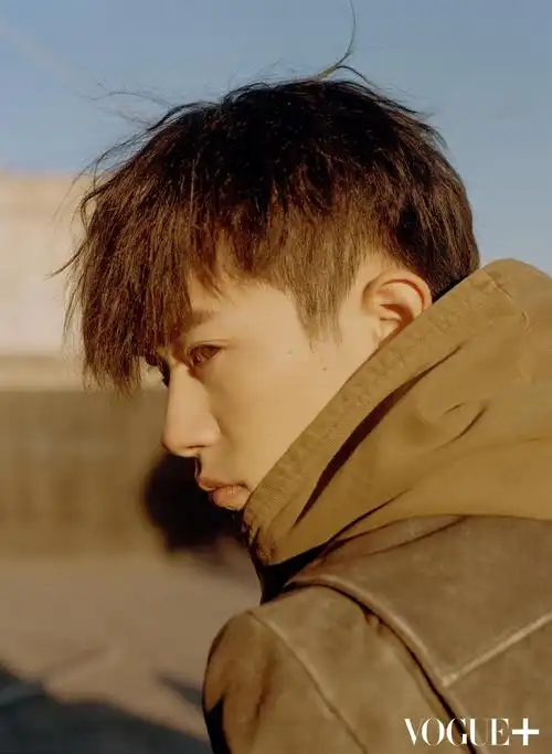 易烊千玺最新大片曝光挑战多面造型帅气十足