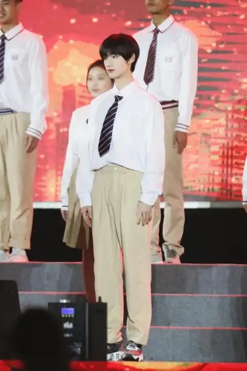 在学校参加成人礼我们限定的高中生丁程鑫