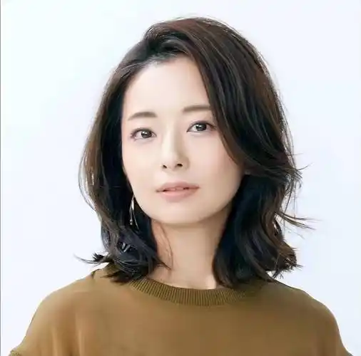 女人到了四十岁,选对发型比长得漂亮更新的,短发和锁骨发最洋气