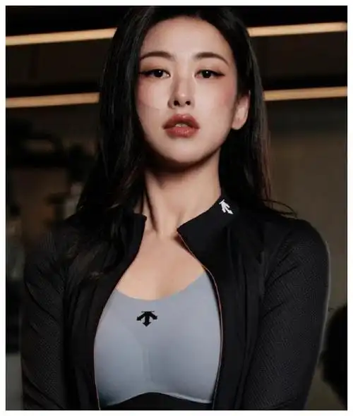 朱珠瑜伽裤演绎女星傲人身材尽显自信魅力时尚惊艳