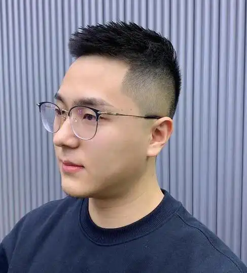 喜欢个性短发造型又不想剪飞机头发型的男生,可以试试剪上面这款前刺