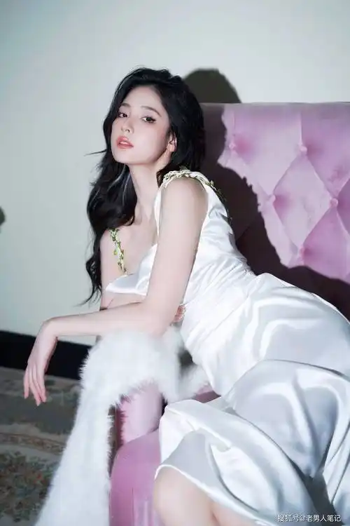 赵粤白色浪漫大片上线,一袭白色露背长裙,柔美轻盈浪漫吸睛_时尚_姐姐