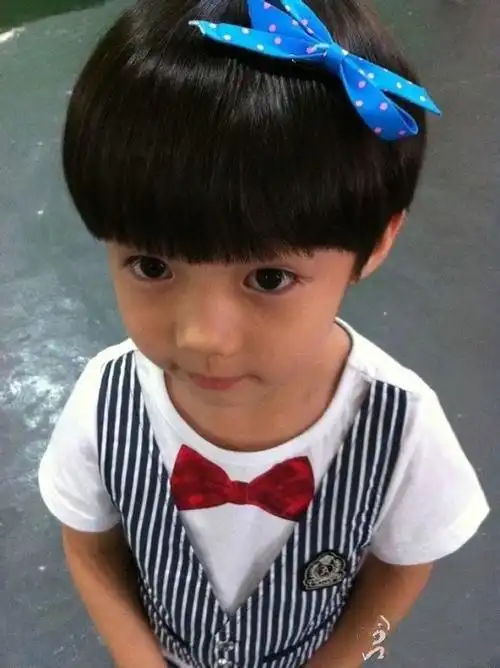 正太可爱图片素材_大眼睛小弟弟