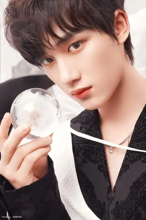 丁程鑫超话|#丁程鑫 花儿与少年#「 丁程鑫 · 梦境之物 」@时代少年