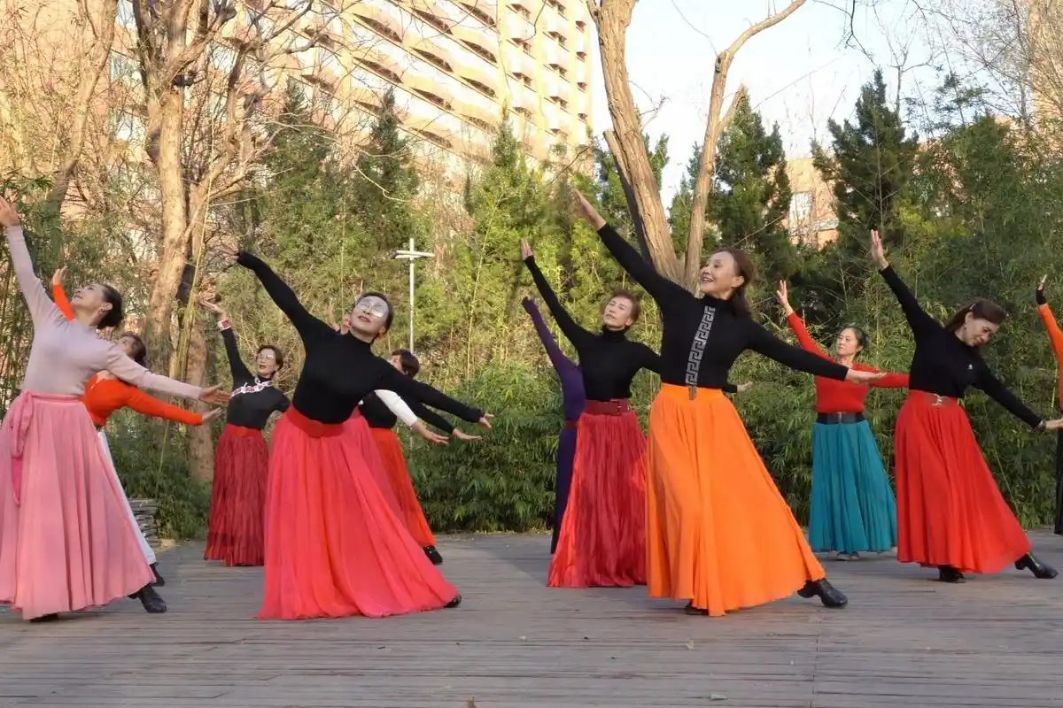 周末放松心情,一起欣赏广场舞《游牧时光》好听又好看