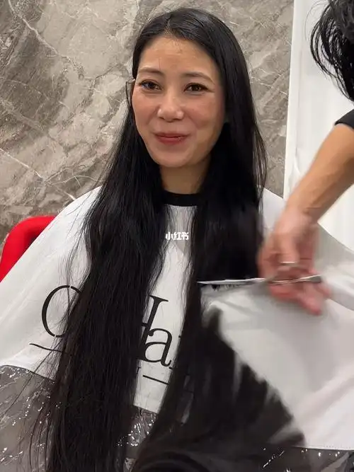 41岁姐姐剪掉到屁股的长发直接减龄十岁