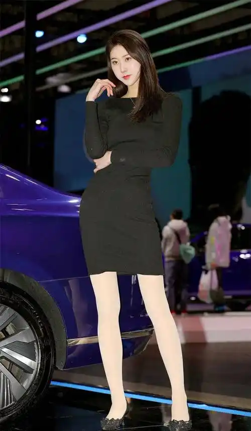 车模黑色的连衣包臀裙搭配肉丝高跟鞋,美妙身材曲线一览无遗!
