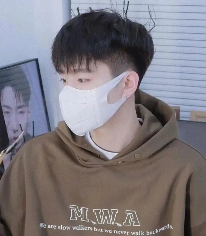 除了精致的短发发型 也有很适合的少年感发型 头发细软贴头皮的男生