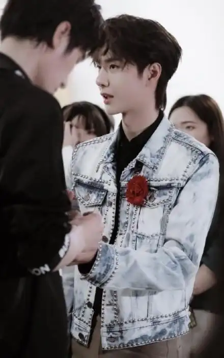 肖战以为镜头在拍他,歪头笑的超甜,结果意外火了王一博的剪刀手