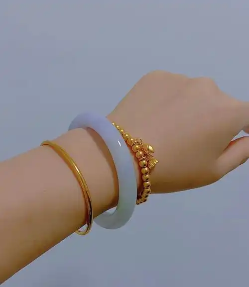 玉镯和金手链叠戴图片,玉镯跟什么叠戴好看-528时尚网