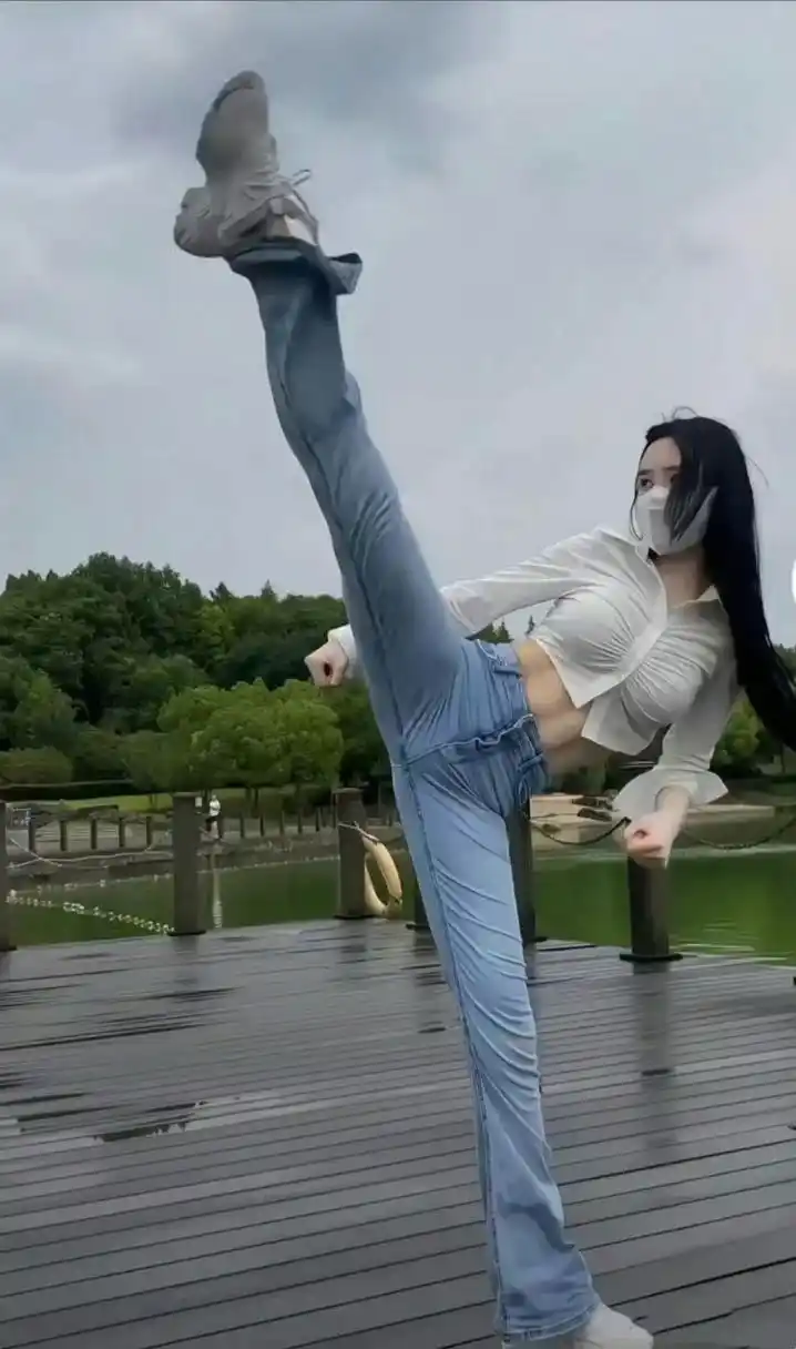 这女的腹肌好有力量!