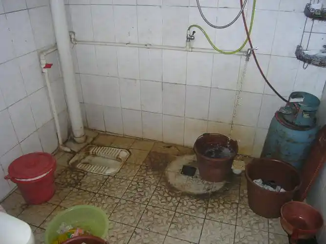 卫生间里充满刺激性臭味