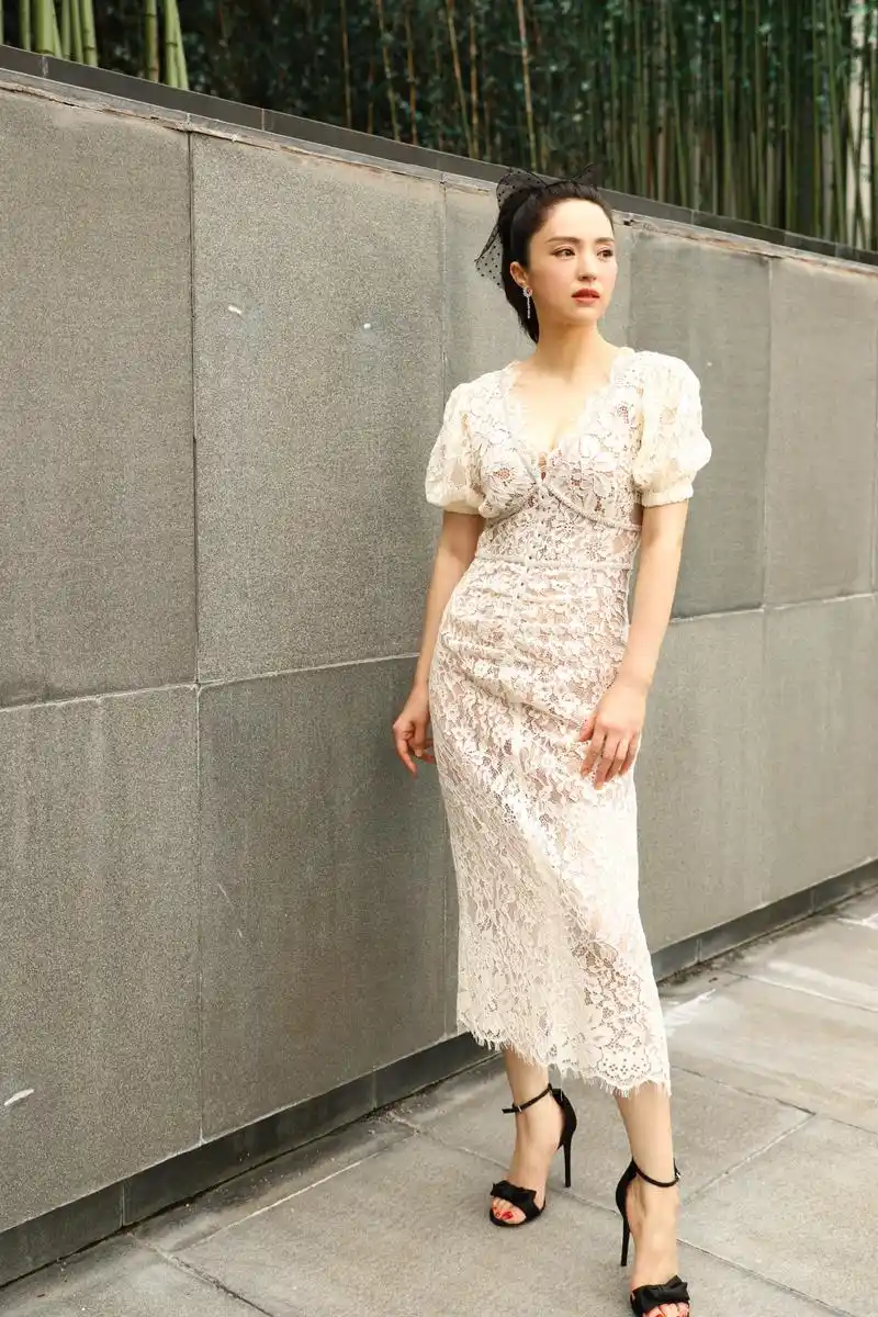 董璇恋爱后状态太好穿蕾丝裙妩媚却不俗气肌肤白嫩不像40岁