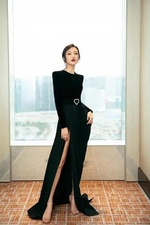 王鸥黑丝绒礼服优雅亮相华鼎奖