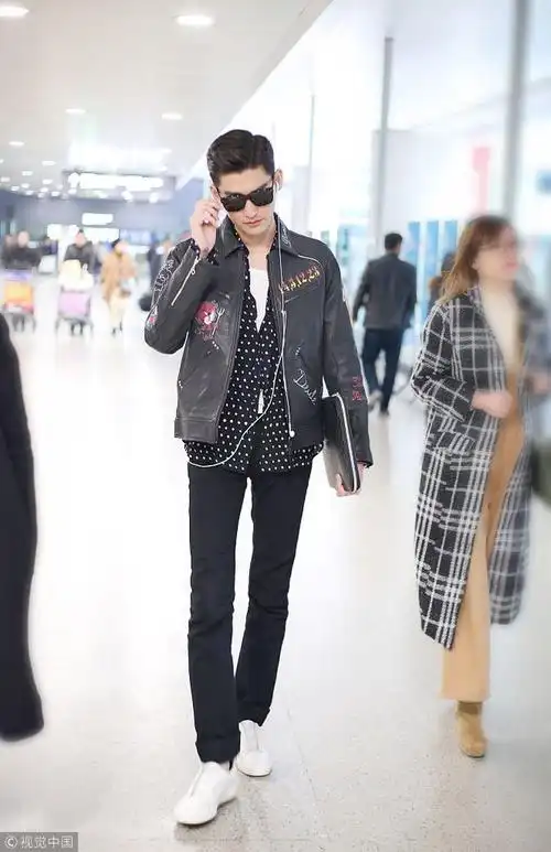 张翰皮衣酷劲手拿公文包霸道总裁范手指扶墨镜耍帅姿势也撩人