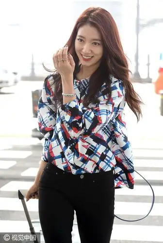 朴信惠不再胖嘟嘟 紧身黑裤穿出「筷子腿」