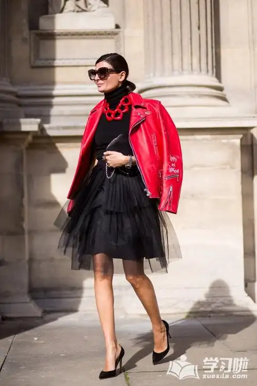 红色外套搭配黑色高跟鞋