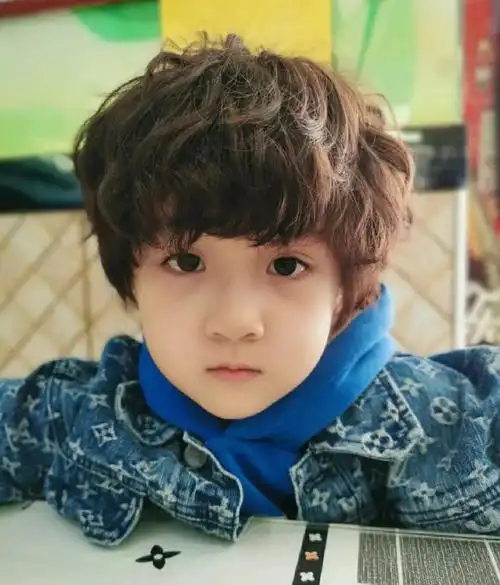 这次单禹豪在片中饰演的是雷小米,爸爸是黄渤饰演的雷大力.